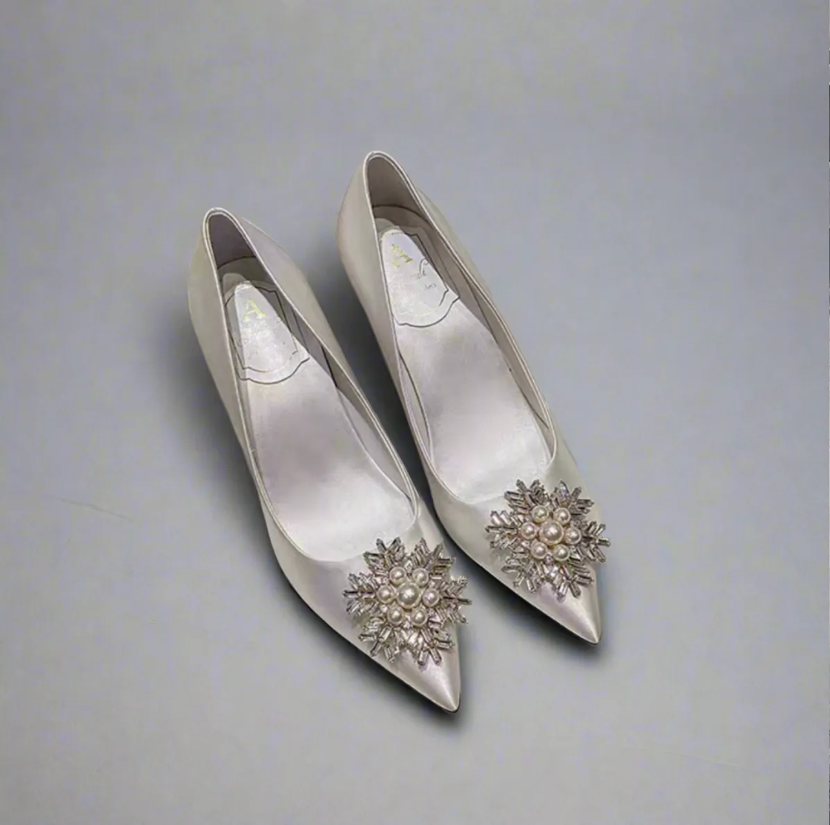 Thin heel stiletto show with rhinestone